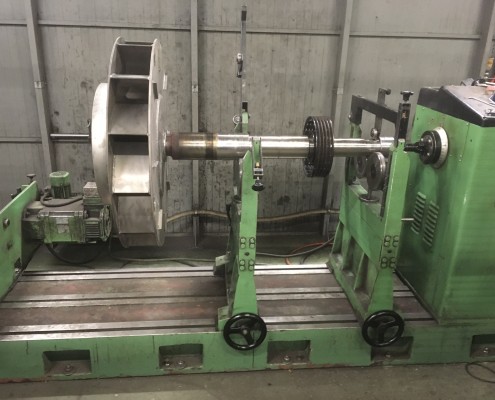 Equilibrage dynamique d'une turbine de ventilation Inox sur son arbre et poulie d'entraînement