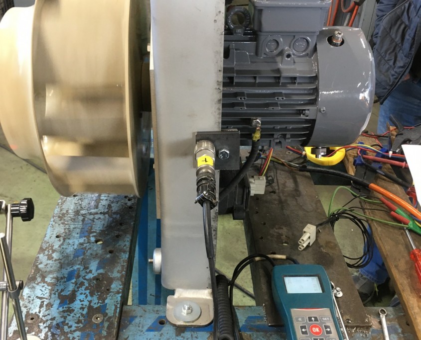 Equilibrage d'une turbine de ventilation montée sur son moteur et châssis